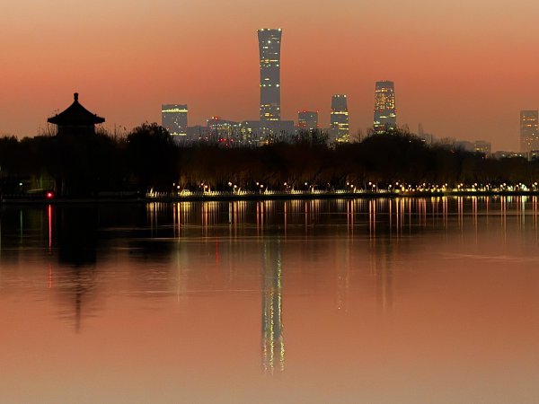 勤者早来，按次轻惊后海梦；冬阳迟照，金光漫染冰湖诗